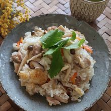 うま味たっぷり！きのこと鶏もも肉の炊き込みご飯