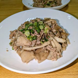 joe sanの作ってみた!投稿(秋の簡単副菜【舞茸とひき肉の麺つゆバターガーリックソテー】)