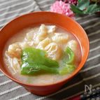 塩で味噌汁をもっと美味しく！ピーマンと油揚げの味噌汁