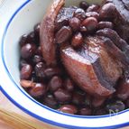黒豆で豚バラ肉のコク照り煮込み。

