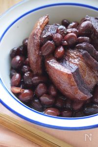 黒豆で豚バラ肉のコク照り煮込み。
