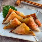 巻いて焼くだけ♩鮭チー三角春巻き
