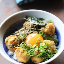 鶏ムネミンチと竹輪で♪ふわふわジューシーつくね丼#節約レシピ