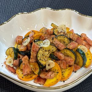 楽ラク手抜キッチン🐶🐾の作ってみた!投稿(夏野菜で簡単【ズッキーニとベーコンのガーリック焼き】)