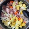 【これはやみつき♡︎豚こまの塩バタ肉じゃが】時短節約レシピの工程1