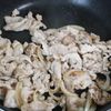 旨味たっぷり！【豚こまと舞茸のすき焼き風炒め】ボリューム満点の工程3