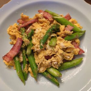 たりおの作ってみた!投稿(シンプルな味♪アスパラベーコンの卵バター炒め)