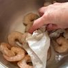 冷めても美味しい！海老のガーリックケチャップ炒めの下準備