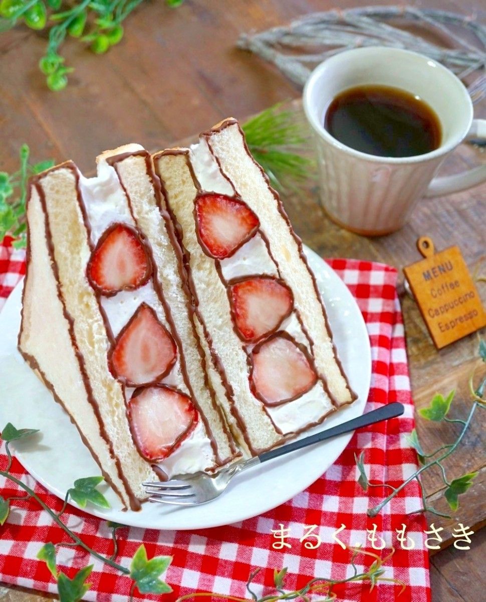 優しい練乳クリームたっぷり♪苺のフルーツサンドで2Dケーキ