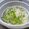 材料費50円！豆苗とたまねぎのサラダの下準備