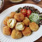 【とろ〜りチーズの豚カレーボールフライ】チーズが溢れる♪