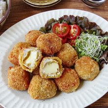 【とろ〜りチーズの豚カレーボールフライ】チーズが溢れる♪