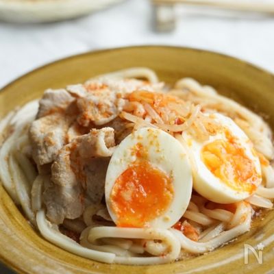 豚肉ともやしナムルの旨辛胡麻だれうどん