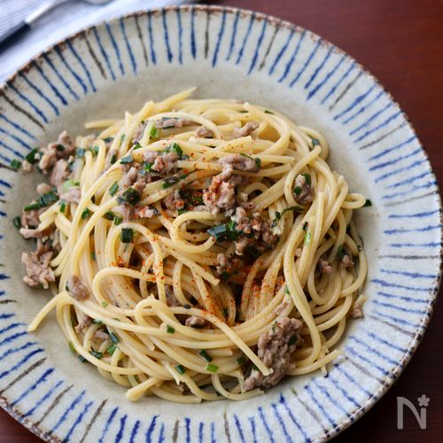 濃厚鶏だしで作る『ひき肉とニラの旨味噌パスタ』