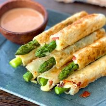 餃子の皮で【チーズとろけるアスパラベーコン巻き】