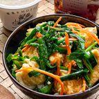 レンジでOK《厚揚げとにらのにんにくごま味噌丼》