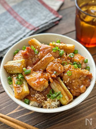 【作ってみた!で大人気】てりってりの甘辛だれが絶品!お気に入り数6000超えの「焼き鳥丼」|みんなの推しレシピ