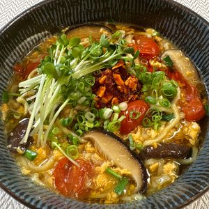 楽ラク手抜キッチン🐶🐾の作ってみた!投稿(トマトとふわふわ卵の酸辣湯風ラーメン)