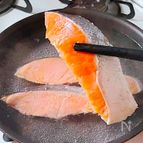 〖焼かないからしっとり！〗ふっくら茹で鮭