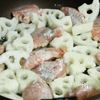 こってり味でごはんがすすむ♪鮭と蓮根のめんつゆバター焼きの工程3