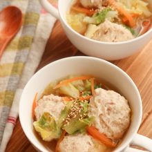 寒い日にぴったり♪野菜と肉団子スープ