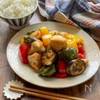 暑い日にもさっぱりおすすめ♪鶏胸肉とカラフル夏野菜の甘酢炒め