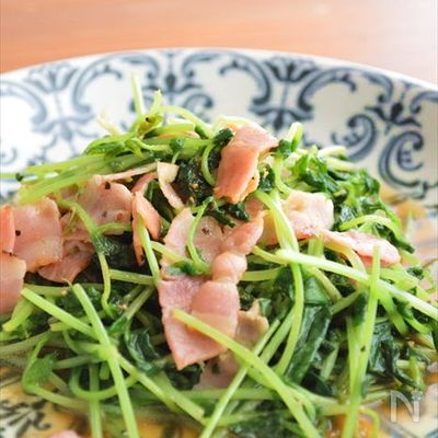 【豆苗とベーコンのカレポン炒め】炒めるだけで簡単!