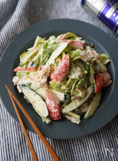 定番おつまみ「カニカマとキュウリのサラダ」