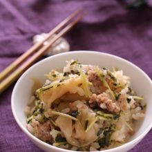 シャキシャキ豆苗と豚ひきザーサイの炊き込みご飯