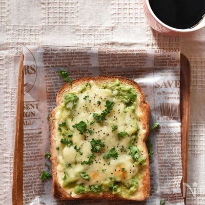 シンプルなのに激ウマ！サワークリームでアボカドトースト♡