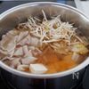 『豚バラもやしの具沢山ラー油鍋』うま辛‼︎節約食材で簡単☆の工程3