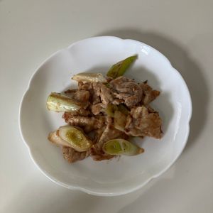 りりぃの作ってみた!投稿(行列の定食屋さんの🍚豚肉とトロねぎの♪おかかポン酢炒め🤩)