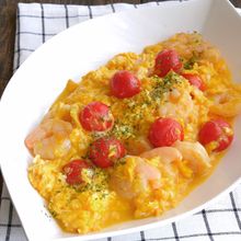 むき海老とプチトマトとのチーズ卵炒め