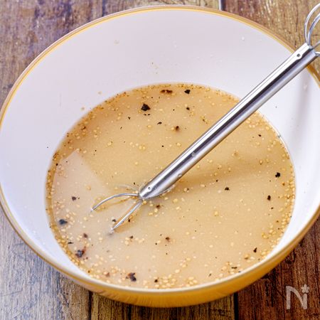 味噌を水で溶かす