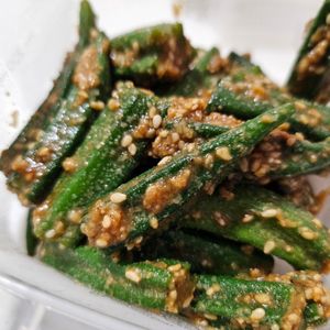 Maiの作ってみた!投稿(レンジで簡単！無限に食べちゃう副菜「オクラのごま和え」)