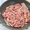 お手軽♪やわらか【豚こまの甘辛ソース炒め】の工程2