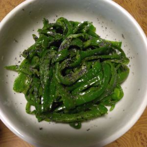 ももの作ってみた!投稿(食材1つ！お箸が止まらない！艶々【ピーマン塩こうじきんぴら】)