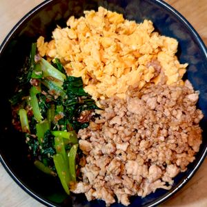 jiexの作ってみた!投稿(【甘辛そぼろの三色丼】10分で即完成♡ごはんとの相性抜群!)