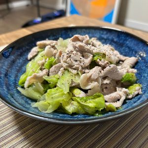 単身赴任おじさんの作ってみた!投稿(超速かんたん!ご飯もお酒も止まらない!『塩だれ豚レタス』)
