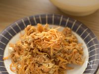 味付けはソースだけ！レンジで作るにんじんしりしり