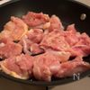 ただ焼いて混ぜるだけ【鶏モモの高菜マヨチーズ】の工程2
