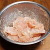 『鶏むね肉とほうれん草のカレークリーム煮』子どもも喜ぶ♡の工程1