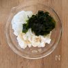 山芋とわかめと玉ねぎ《ネバトロ♡腸活ナムル》の工程1