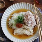 ごま油香る梅豚そうめん。