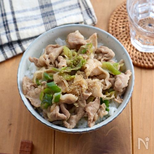 旨味がジュワっと染みる【ネギ豚丼】