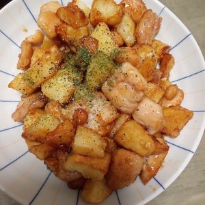 鶏皮坊主の作ってみた!投稿(一度食べたらハマる！はちみつバターチキンポテト)