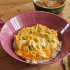 鶏むね肉で簡単・節約♪カレー風味な親子丼