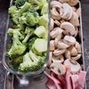 野菜不足解消に！ブロッコリーとマッシュルームの柚子胡椒ソテーの工程1