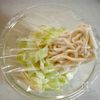 レンジで完結！【塩昆布とキャベツの醤油うどん】の工程2