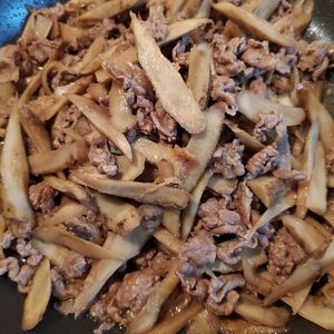 週一だけは頑張ります💦の作ってみた!投稿(牛肉とごぼうの梅しぐれ)